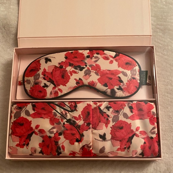 Victoria's Secret Accessories - 🌺Victoria’s Secret Pillow Case and Eye Cover🌺